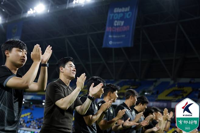 윤정환(왼쪽 두 번쨰) 감독 등 인천 유나이티드 코치진. /사진=한국프로축구연맹 제공