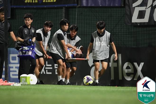 인천 유나이티드 문지환이 지난달 29일 김포솔터축구장에서 열린 김포FC와의 하나은행 K리그2 2025 18라운드 경기 막판 상대 골키퍼와 충돌 이후 쓰러져 들것에 실려 경기장을 빠져나가고 있다. 정밀 검사 결과 문지환은 오른쪽 무릎 전후방 십자인대 손상, 내외측 연골 손상, 내측부인대 손상으로 복귀까지 12개월 전후가 예상된다는 소견을 받았다. /사진=한국프로축구연맹 제공