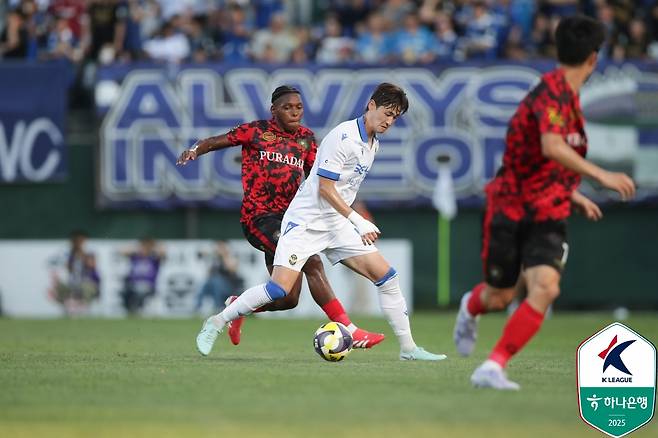 인천 유나이티드 문지환이 지난달 29일 김포솔터축구장에서 열린 김포FC와의 하나은행 K리그2 2025 18라운드에서 볼 경합을 펼치고 있다. /사진=한국프로축구연맹 제공