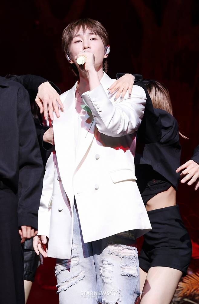 가수 온유가 15일 서울 영등포구 명화라이브홀에서 진행된 정규 2집 'PERCENT' 발매 기념 쇼케이스에서 멋진 무대를 선보이고 있다. /2025.07.15 /사진=김휘선 hwijpg@