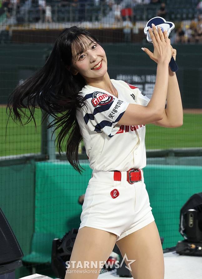 롯데 자이언츠 목나경 치어리더. /사진=김진경 대기자