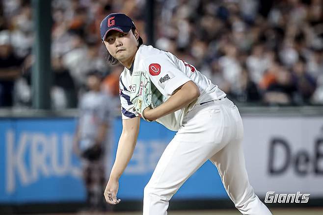 롯데 자이언츠 셋업맨 정철원이 2025시즌 전반기 43⅔이닝 4승1패 20홀드로 팀의 상위권 안착에 결정적인 역할을 해줬다. 사진 롯데 자이언츠