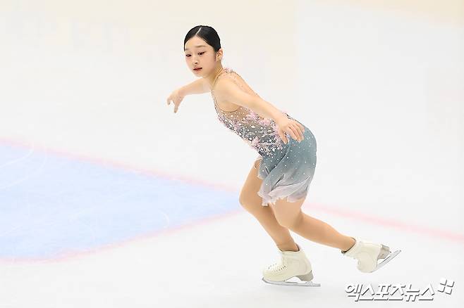 지난 1월 5일 오후 경기 의정부실내빙상장에서 열린 ‘KB금융 코리아 피겨스케이팅 챔피언십 2025(제79회 전국남녀 피겨스케이팅 종합선수권대회)’ 겸 2025~2026시즌 국가대표 2차 선발전에 출전한 신지아가 연기를 선보이고 있다. 엑스포츠뉴스 DB