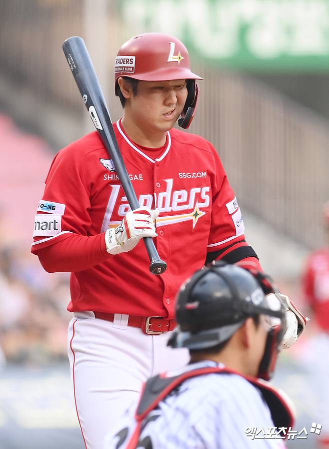 SSG 랜더스 내야수 최정이 올해 정규시즌 경기에 출전해 타격을 준비하고 있다. 경기 전 훈련 도중 공에 눈 부위를 맞아 처치 후 경기에 임했다. 엑스포츠뉴스 DB
