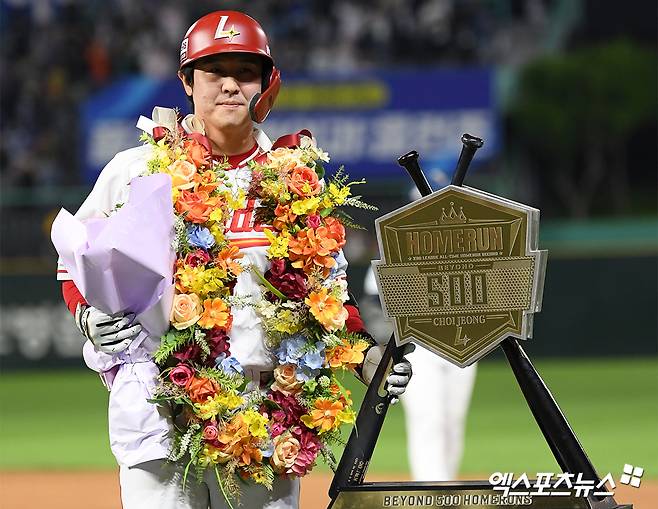 SSG 랜더스 내야수 최정이 올해 정규시즌 경기에 출전해 KBO리그 최초 개인 통산 500홈런을 달성한 뒤 기념촬영하고 있다. 엑스포츠뉴스 DB