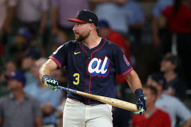 시애틀 매리너스 포수 칼 롤리가 15일 미국 조지아주 애틀랜타의 트루이스트파크에서 열린 2025 미국 프로야구 메이저리그 올스타전 홈런더비 결승에서 주니어 카미네로를 꺾고 우승을 차지했다. 시애틀 소속 선수의 홈런더비 우승은 1999년 켄 그리피 주니어 이후 올해 롤리가 26년 만이다. AFP 연합뉴스