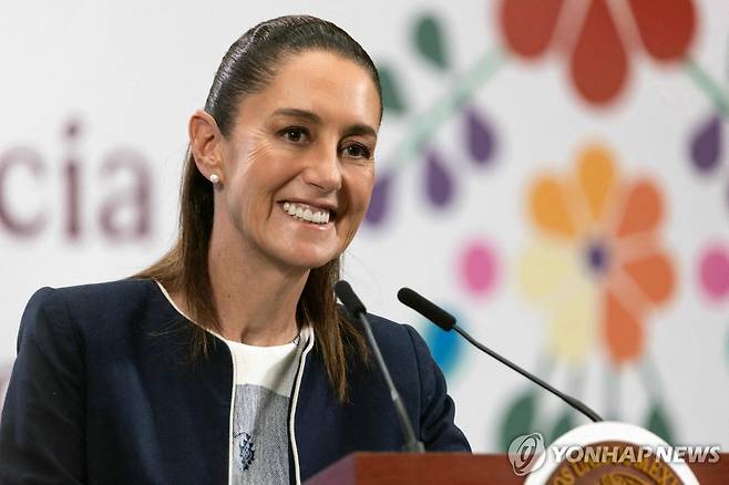 14일(현지시간) 일일 정례 기자회견하는 멕시코 대통령 '여유 미소' [멕시코 대통령실 제공. 멕시코시티 AFP=연합뉴스. 재판매 및 DB 금지]