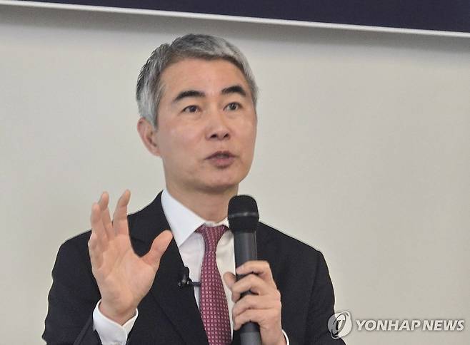 주총 후 간담회하는 장현국 넥써쓰 대표     (성남=연합뉴스) 김주환 기자 = 장현국 넥써쓰 대표가 28일 경기 성남시 판교역 테크1타워에서 열린 정기 주주총회 직후 진행된 주주 간담회에서 발언하고 있다. 2025.3.28 jujuk@yna.co.kr