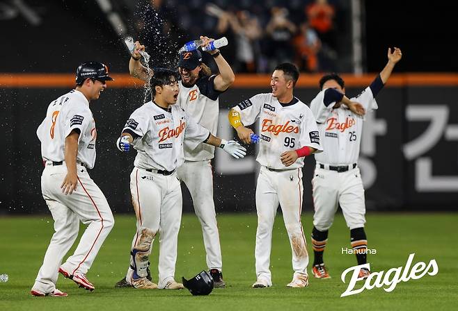 승리 후 기뻐하는 한화 선수단. [한화 이글스 제공. 재판매 및 DB 금지]