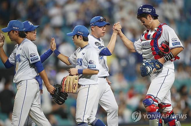 승리 후 기뻐하는 삼성 선수들.  [연합뉴스 자료사진]