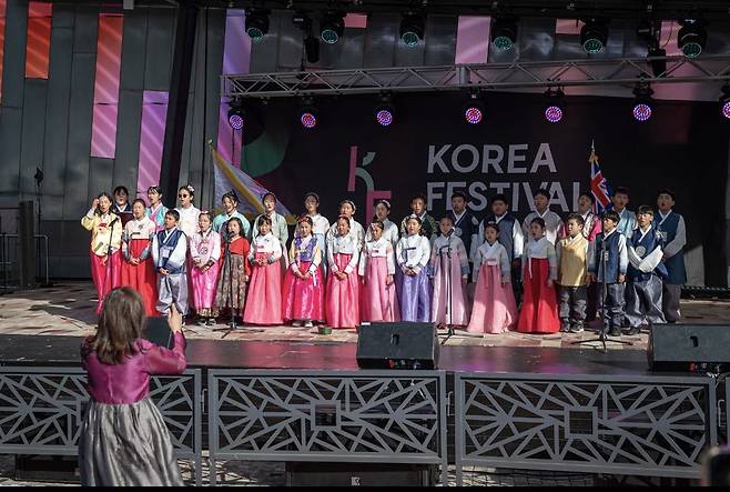 코리안 페스티벌서 공연하는 웨이블리한글학교 합창단 (인천=연합뉴스) 지난 5월 25일 호주 멜버른 페더레이션 스퀘어에서 열린 코리안 페스티벌에서 웨이블리한글학교 합창단이 조영애 교장의 지휘로 한국과 호주 국가를 연주하고 있다. [조영애 교장 제공]