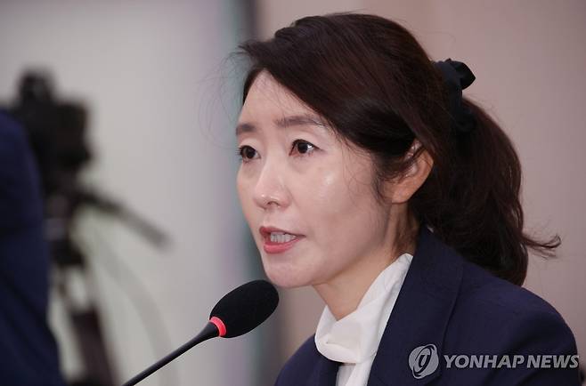 답변하는 강선우 여가부 장관 후보자 (서울=연합뉴스) 김주성 기자 = 강선우 여성가족부 장관 후보자가 14일 서울 여의도 국회 여성가족위원회에서 열린 인사청문회에서 질문에 답하고 있다. 2025.7.14 utzza@yna.co.kr