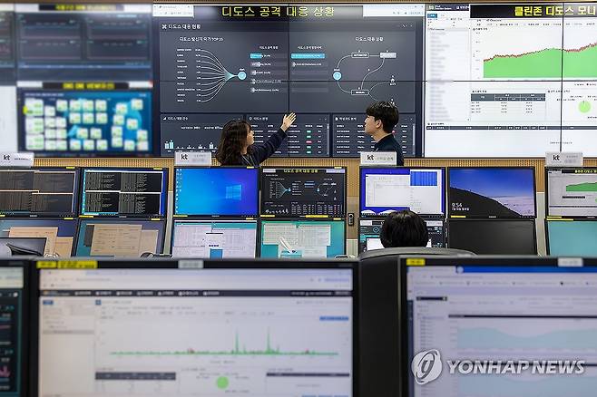 KT, 정보보호에 최고 수준 투자 나서 (서울=연합뉴스) KT는 15일 'KT 고객 안전·안심 브리핑'을 열고 향후 5년간 정보보호 분야에 1조원 이상을 투자해 고객이 안심하고 통신 생활을 영위할 수 있도록 정보보호체계를 혁신한다는 계획을 밝혔다. 사진은 경기 과천시 KT 네트워크 관제센터에서 KT 직원들이 정보보안 현황을 모니터링하는 모습. 2025.7.15 [KT 제공. 재판매 및 DB 금지] photo@yna.co.kr