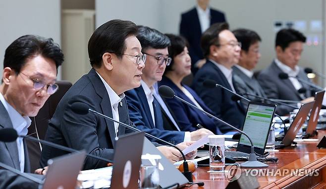 이재명 대통령 국무회의 주재 (서울=연합뉴스) 한상균 기자 = 이재명 대통령이 8일 용산 대통령실에서 국무회의를 주재하고 있다. 2025.7.8 [대통령실통신사진기자단] xyz@yna.co.kr