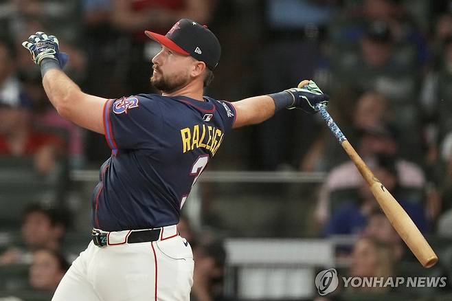 왼쪽 타석에서 타격하는 롤리 (애틀랜타 AP=연합뉴스) 롤리가 15일(한국시간) 미국 조지아주 애틀랜타 트루이스트파크에서 열린 MLB 올스타 홈런 더비에 나서, 왼쪽 타석에서 타격하고 있다.