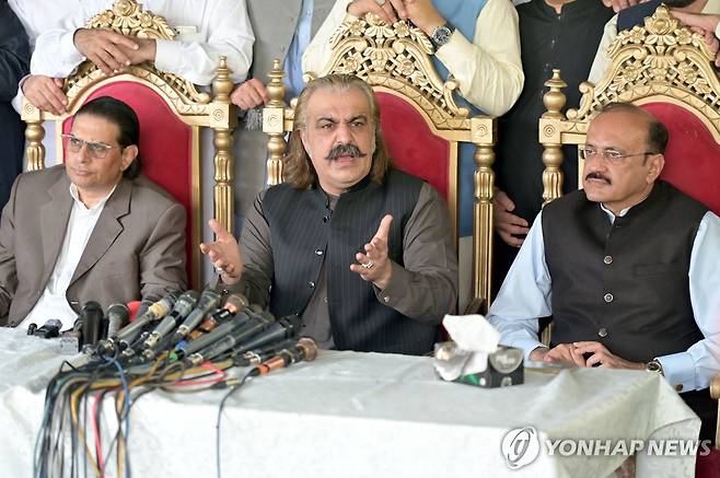 회견서 임란 칸 전 총리 석방 요구하는 파키스탄 야당 지도부  [EPA 연합뉴스 자료사진. 재판매 및 DB 금지]