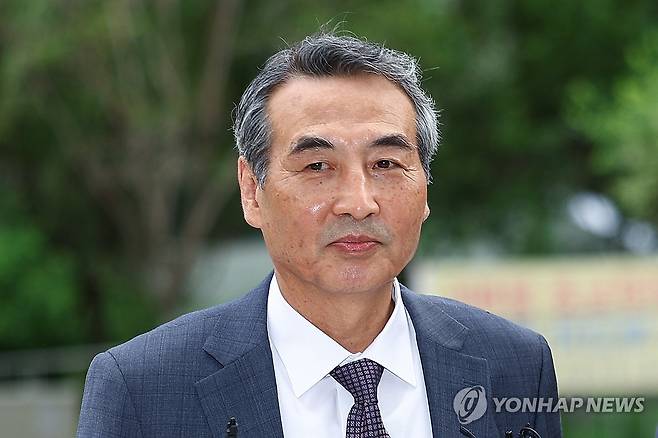 민중기 특검, 광화문 사무실로 (서울=연합뉴스) 서대연 기자 = 윤석열 전 대통령 부인 김건희 여사와 관련한 각종 의혹 사건을 수사하는 민중기 특별검사가 2일 서울 종로구 KT광화문빌딩에 마련된 사무실로 출근하고 있다. 2025.7.2 dwise@yna.co.kr