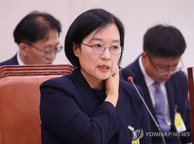 답변하는 한성숙 중소벤처기업부 장관 후보자 (서울=연합뉴스) 류영석 기자 = 한성숙 중소벤처기업부 장관 후보자가 15일 서울 여의도 국회 산업통상자원중소벤처기업위원회 전체회의에서 열린 인사청문회에서 의원 질의에 답변하고 있다. 2025.7.15 ondol@yna.co.kr