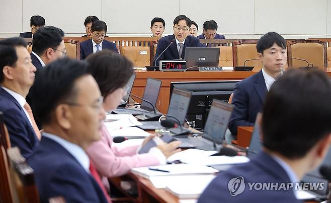 의원질의 답변하는 임광현 국세청장 후보자 (서울=연합뉴스) 류영석 기자 = 임광현 국세청장 후보자가 15일 서울 여의도 국회 기획재정위원회에서 열린 인사청문회에서 의원 질의에 답변하고 있다. 2025.7.15 ondol@yna.co.kr