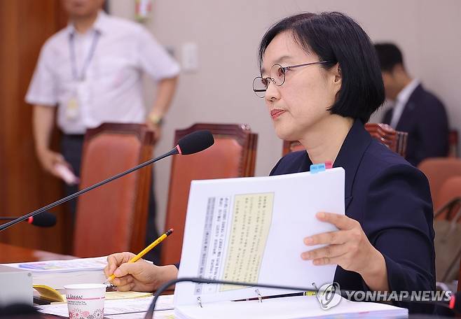 의원 질의 듣는 한성숙 장관 후보자 (서울=연합뉴스) 류영석 기자 = 한성숙 중소벤처기업부 장관 후보자가 15일 서울 여의도 국회 산업통상자원중소벤처기업위원회 전체회의에서 열린 인사청문회에서 의원 질의를 듣고 있다. 2025.7.15 ondol@yna.co.kr
