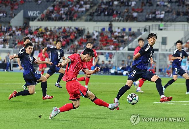 김문환 '슛!' (용인=연합뉴스) 서대연 기자 = 15일 경기도 용인미르스타디움에서 열린 2025년 동아시아축구연맹(EAFF) E-1 챔피언십(동아시안컵) 남자부 최종 3차전 한국과 일본의 경기. 
    한국 김문환이 슛을 시도하고 있다. 2025.7.15 dwise@yna.co.kr