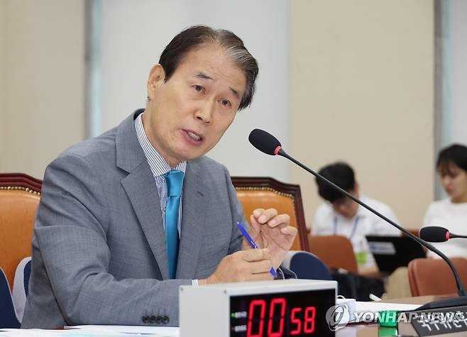 답변하는 권오을 보훈부 장관 후보자 (서울=연합뉴스) 김주성 기자 = 권오을 국가보훈부 장관 후보자가 15일 서울 여의도 국회 정무위원회에서 열린 인사청문회에서 위원 질의에 답하고 있다. 2025.7.15 utzza@yna.co.kr