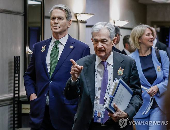 베선트 미 재무부 장관과 파월 미 연준 의장 [AP 연합뉴스 자료사진. 재판매 및 DB 금지]