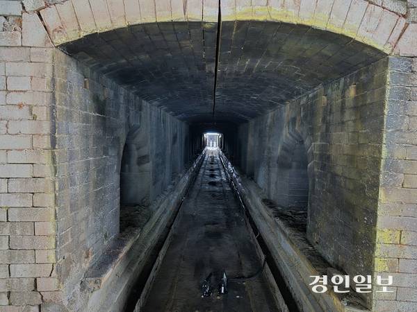 연천 은대리문화벽돌공장안에는 벽돌 가마터가 일부 보존돼 있다. 2025.7.14 연천/오연근기자 oyk@kyeongin.com