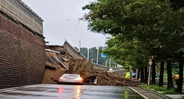 16일 오후 7시4분께 오산시 가장동 가장교차로 인근 옹벽이 도로 쪽으로 붕괴돼 차량 2대를 덮쳤다는 신고가 접수됐다. /경기소방재난본부 제공