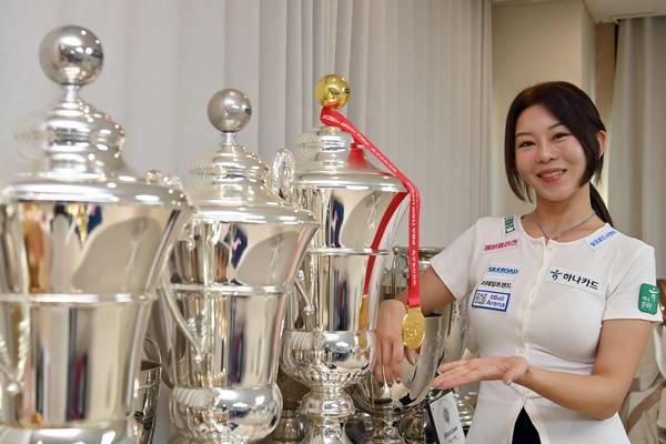 지난 11일 오후 경기도 고양의 개인 연습장에서 만난 김가영 선수가 15개의 LPBA 우승컵을 보여주고 있다. 2025.7.11 /김용국기자 yong@kyeongin.com