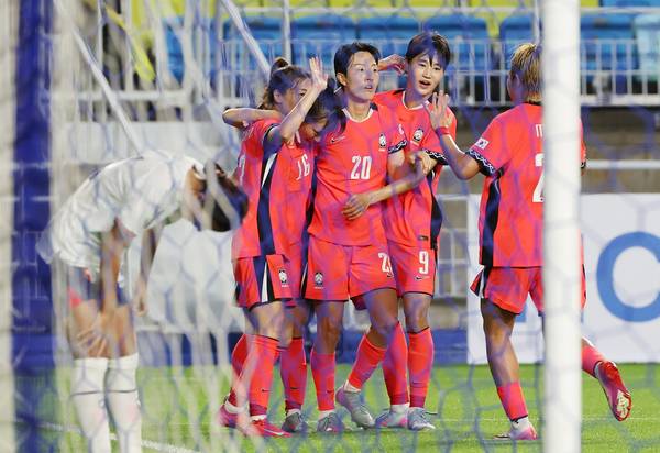 16일 수원월드컵경기장에서 열린 2025 동아시아축구연맹(EAFF) E-1 챔피언십(동아시안컵) 여자부 대한민국 대 대만 경기에서 한국 장슬기가 쐐기골을 넣은 후 동료들과 함께 기뻐하고 있다. 2025.7.16 /연합뉴스