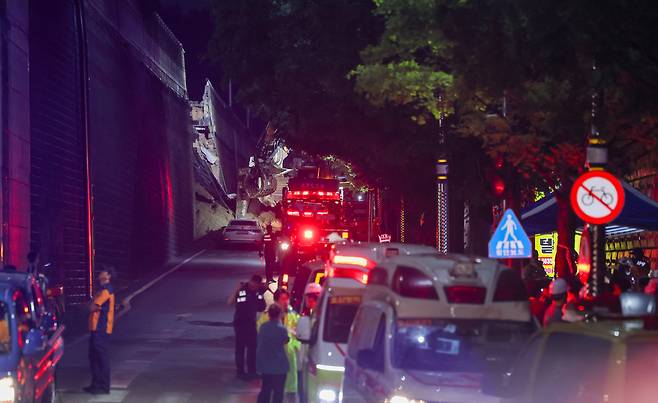 ▲ 경기도 대부분 지역에 호우주의보가 내려진 16일 오후 오산시 가장교차로 고가도로 옹벽이 무너져 소방관들이 매몰된 차량구조 작업을 하고 있다./전광현 기자 maggie@incheonilbo.com