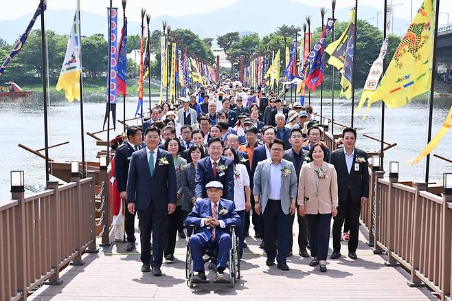 전진선 양평군수가 군의원 및 주요 내빈들과 함께 새롭게 조성된 양평군의 대표 관광지인 세미원 배다리 개통식을 갖고 보행하고 있는 모습이다. 사진=양평군