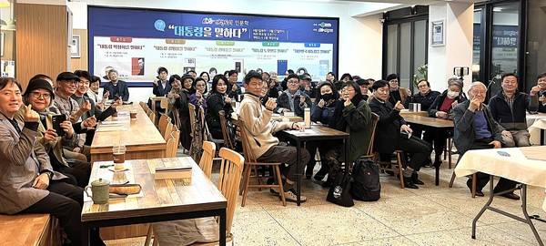 조갑제 기자가 4월1일&nbsp;인천 중구 복합문화공간 개항도시에서 박정희 전 대통령을 주제로 강연하고 있다. 2025.4.1 [사진=한국레저경영연구소]