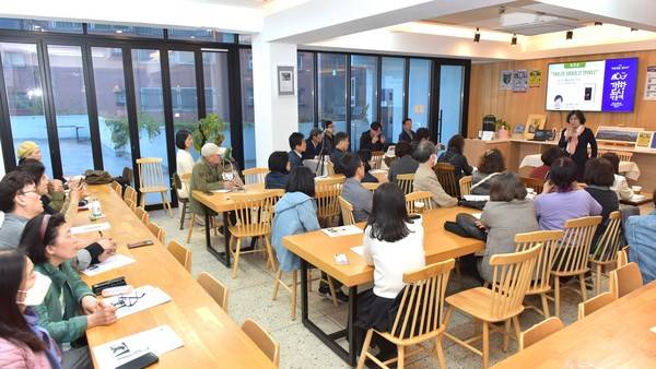 유시춘 전 EBS 이사장이 4월29일&nbsp;인천 중구 복합문화공간 개항도시에서 김대중 전 대통령을 주제로 강연하고 있다. 2025.4.29 [사진=한국레저경영연구소]