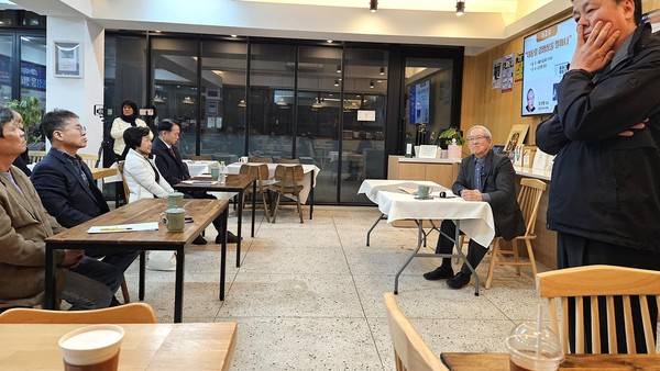 오인환 전 공보처장관이 4월15일&nbsp;인천 중구 복합문화공간 개항도시에서 김영삼 전 대통령을 주제로 강연하고 있다. 2025.4.15 [사진=한국레저경영연구소]