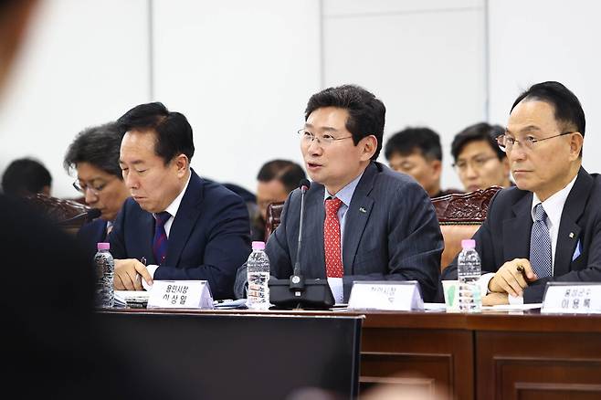 2024년 12월 12일 이상일 용인특례시장이 국토교통부 세종청사 대회의실서 열린 '제7차 국가산단 범정부 추진지원단 회의'에서 '용인 첨단시스템반도체 국가산업단지' 성공을 위한 의견을 제안하고 있다.