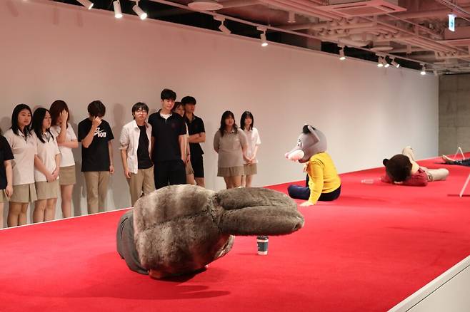 수원시립미술관은 오는 12월까지 수원시립아트스페이스광교에서 경기도수원교육지원청과 중고등학생 대상 관학연계교육 '아트톡톡'을 운영한다.