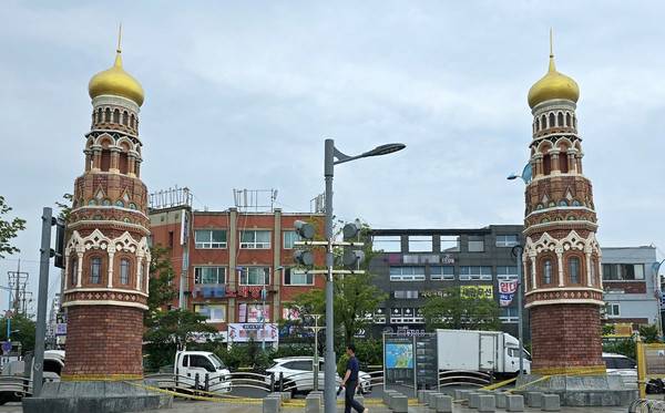 인천 중구 상트페테르부르크 광장 입구에 설치된 상징문주에는 '출입금지' 테이프가 둘러져 있다.