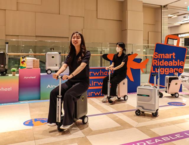 대전신세계 Art&Science(이하 대전신세계)가 오는 27일까지 2층 행사장에서 스마트 전동캐리어 '에어휠' 팝업을 선보인다고 16일 밝혔다. 대전신세계 Art&Science 제공