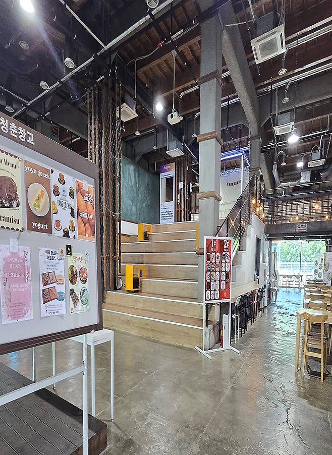 청년들이 창업과 문화 기획을 함께 펼치는 순천시 조곡동의 ‘청춘 창고’ 전경. ‘청춘 창고’ 1층 라운지에는 계단식 관람석과 입점 매장들이 모여 있어 소규모 공연과 시민 휴게 공간으로 활용된다.(사진 下)