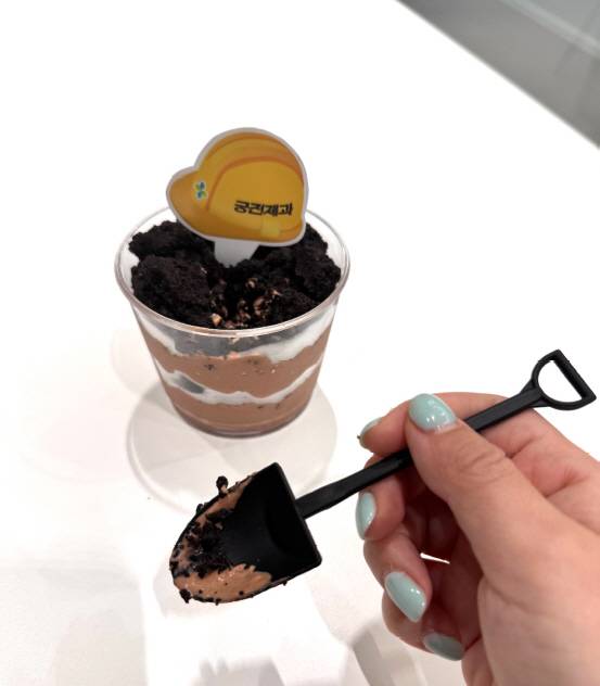 안전보건공단 광주광역본부와 궁전제과가 공동 개발한 안전 디저트 '안전, 한 컵'/안전보건공단 제공