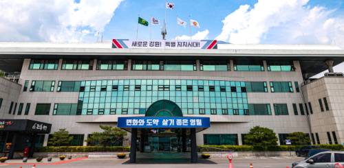 영월군은 차상위계층 1,949명과 기초수급자 1,282명 등 3만6,391명에게 상위 10%(총 20만원)를 제외한 일반은 1인당 기본 15만원과 인구감소지역 가산 5만원 등 총 30만원(2차 10만원 추가)등의 민생회복 소비쿠폰을 지급한다고 16일 밝혔다.