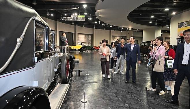 박천동 북구청장 등 일본 방문단이 16일 자동차문화 활용 관광자원화 사례를 살펴보기 위해 도요타 자동차박물관을 찾아 사카키바라 관장의 설명을 들으며 전시물을 관람하고 있다.