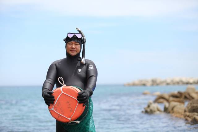 노시우 씨가 경북 울진군 북면 앞바다에서 자신이 직접 만든 테왁을 들고 포즈를 취하고 있다. 김도훈 기자