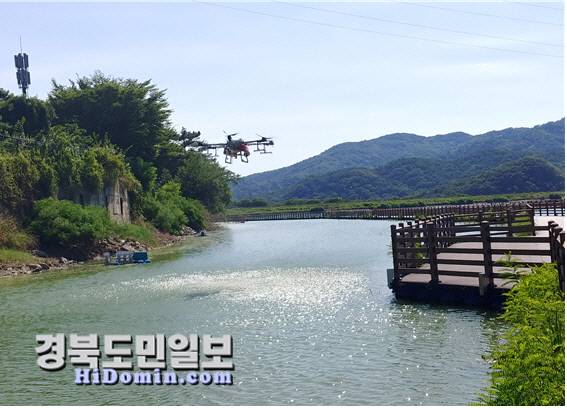 한국농어촌공사 칠곡지사(지사장 이관우)는 14일 동명저수지(칠곡군 동명면 구덕리)에 대형 방제 드론을 이용한 "녹조방제"작업을 실시했다.