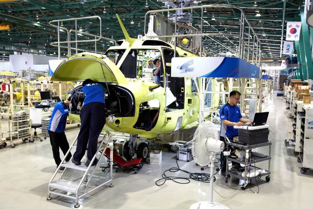 우주항공복합도시를 지향하는 경남 사천시에 위치한 한국항공우주산업(KAI)에서 항공기 기체가 조립되고 있다. 부산일보DB