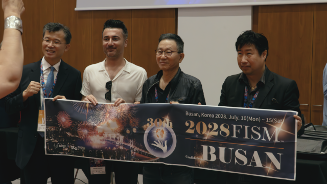 15일 이탈리아 토리노에서 열린 세계마술연맹 총회에서 2028년 행사 개최지로 부산이 확정됐다. 유치 대표단이 부산 유치를 알리는 현수막을 들고 있는 모습. 부산매직페스티벌 제공