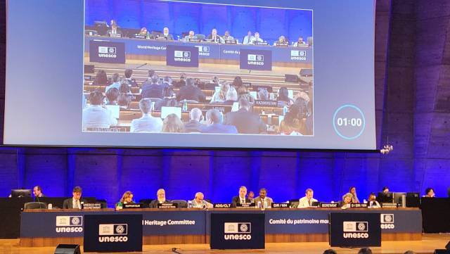 제47차 유네스코 세계유산위원회에서 니콜라이 네노브 의장(가운데)이 대한민국 부산을 차기 세계유산위원회 개최지로 발표하고 있다. 국가유산청 제공
