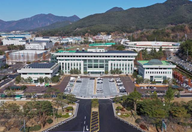 경남 밀양시청 전경.